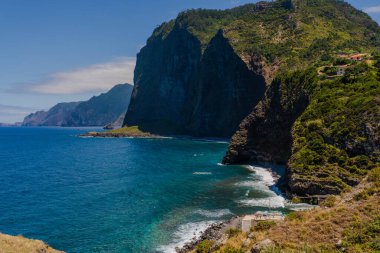 Güzel dağ manzarası ve Madeira adasının okyanus kıyıları, Portekiz