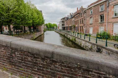 Belçika, Gent şehri, eski kasaba, alacakaranlıkta River Leie 'deki tarihi evler.