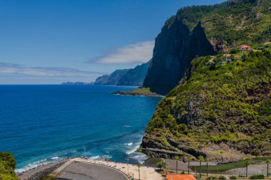 Güzel dağ manzarası ve Madeira adasının okyanus kıyıları, Portekiz