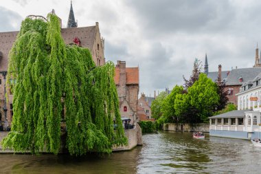 Bruges, Belçika 'da tarihi evleri ve ünlü kanalı olan bir su kasabası.