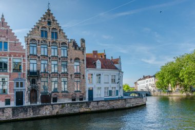 Bruges, Belçika 'da tarihi evleri ve ünlü kanalı olan bir su kasabası.