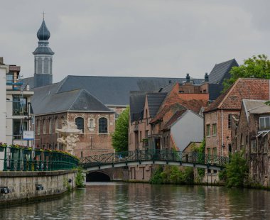 Belçika, Gent şehri, eski kasaba, alacakaranlıkta River Leie 'deki tarihi evler.
