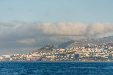 Güzel dağ manzarası ve Madeira adasının okyanus kıyıları, Portekiz