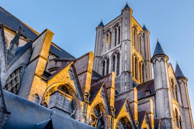 Belçika, Gent şehri, eski kasaba, alacakaranlıkta River Leie 'deki tarihi evler.