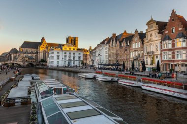 Belçika, Gent şehri, eski kasaba, alacakaranlıkta River Leie 'deki tarihi evler.