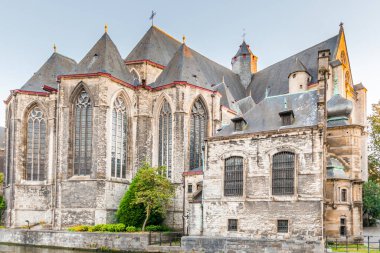 Belçika, Gent şehri, eski kasaba, alacakaranlıkta River Leie 'deki tarihi evler.