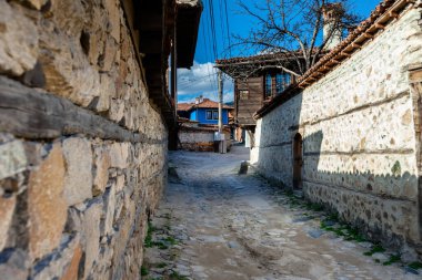 Bulgaristan 'ın tarihi Koprivshtitsa kentinde tarihi evlere sahip kaldırım taşı sokaklar