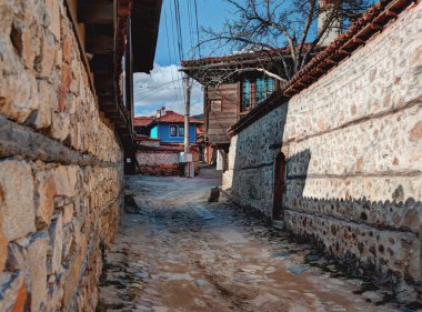 Bulgaristan 'ın tarihi Koprivshtitsa kentinde tarihi evlere sahip kaldırım taşı sokaklar