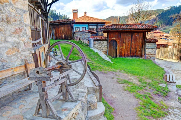 불가리아의 역사적 도시인 코플스톤에 빈티지가옥 — 스톡 사진