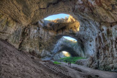 Devetashka Mağarası, Devetaki köyü yakınlarındaki dev doğa olayı.