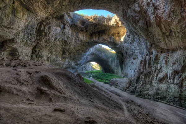 Devetashka Mağarası, Devetaki köyü yakınlarındaki dev doğa olayı.