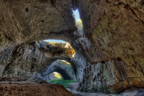 在Devetaki村附近的巨大的Devetashka洞穴自然现象 — 图库照片