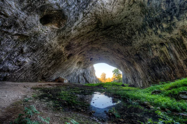 Devetashka Mağarası, Devetaki köyü yakınlarındaki dev doğa olayı.