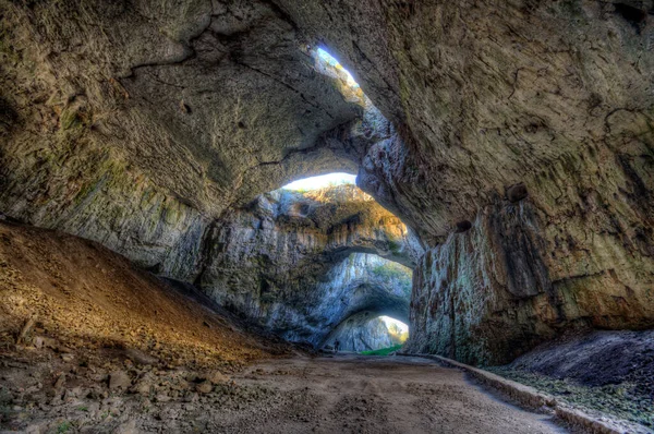 Devetashka Mağarası, Devetaki köyü yakınlarındaki dev doğa olayı.