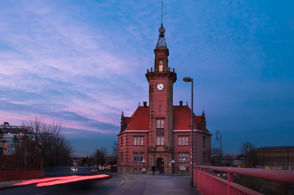 Dortmund 'daki eski liman Renkli günbatımı bulutları altında