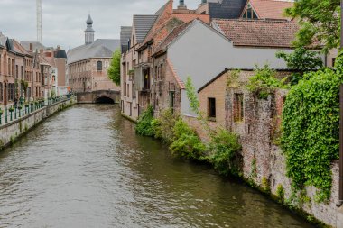 Belçika, Gent şehri, eski kasaba, alacakaranlıkta River Leie 'deki tarihi evler.