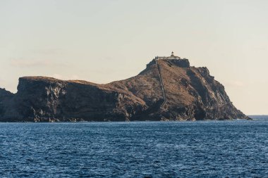 Güzel dağ manzarası ve Madeira adasının okyanus kıyıları, Portekiz