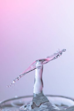 Su yüzeyinde dalgalanma olan su damlası