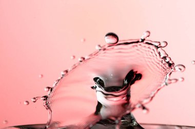 Su yüzeyinde dalgalanma olan su damlası