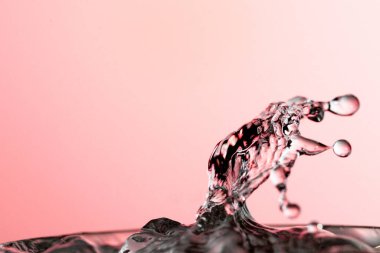 Su yüzeyinde dalgalanma olan su damlası