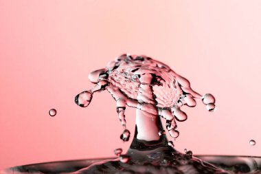 Su yüzeyinde dalgalanma olan su damlası