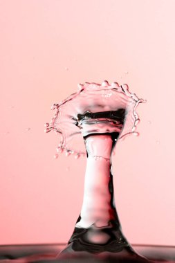 Su yüzeyinde dalgalanma olan su damlası