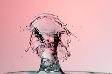 Su yüzeyinde dalgalanma olan su damlası