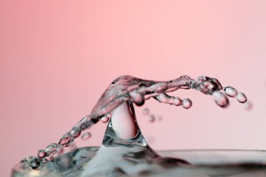 Su yüzeyinde dalgalanma olan su damlası