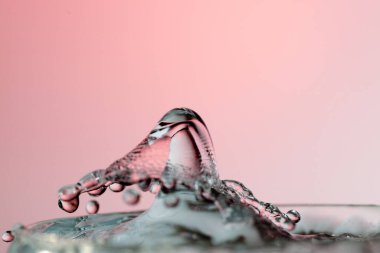 Su yüzeyinde dalgalanma olan su damlası