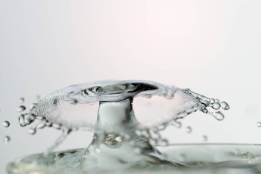 Su yüzeyinde dalgalanma olan su damlası