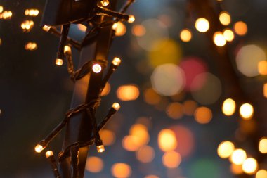 Mücevherlerle ve peri ışıklarıyla Noel süslemesi