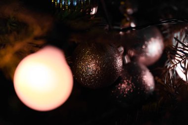 Mücevherlerle ve peri ışıklarıyla Noel süslemesi