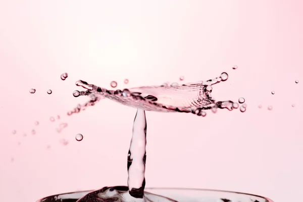 Waterdruppel Met Rimpels Wateroppervlak — Stockfoto