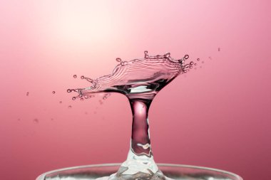 Su yüzeyinde dalgalanma olan su damlası