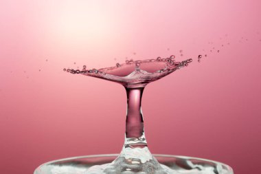 Su yüzeyinde dalgalanma olan su damlası