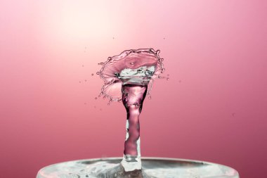 Su yüzeyinde dalgalanma olan su damlası