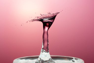 Su yüzeyinde dalgalanma olan su damlası