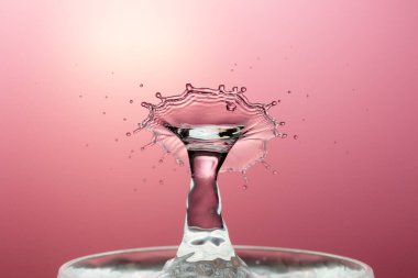 Su yüzeyinde dalgalanma olan su damlası