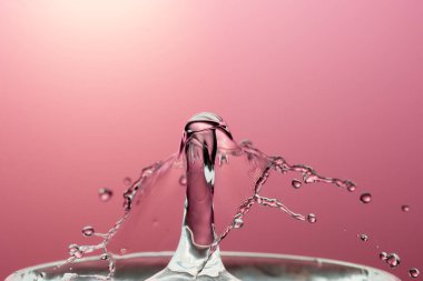 Su yüzeyinde dalgalanma olan su damlası