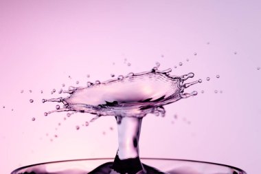 Su yüzeyinde dalgalanma olan su damlası