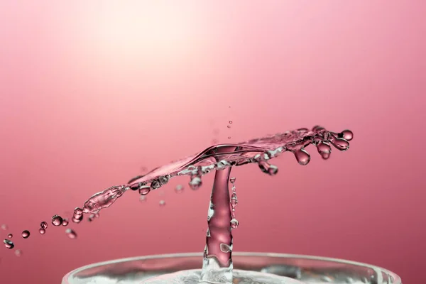 Waterdruppel Met Rimpels Wateroppervlak — Stockfoto