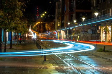 Tramvayın gece trafiğinde, tren raylarıyla kesiştiği yer.