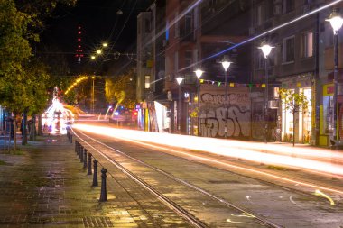 Tramvayın gece trafiğinde, tren raylarıyla kesiştiği yer.