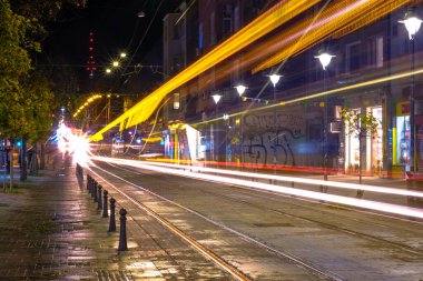 Tramvayın gece trafiğinde, tren raylarıyla kesiştiği yer.