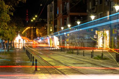 Tramvayın gece trafiğinde, tren raylarıyla kesiştiği yer.