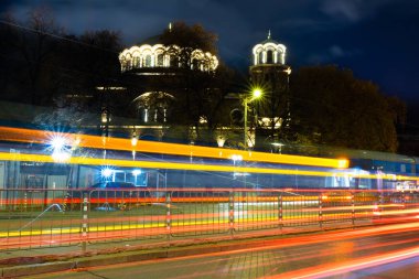 Tramvayın gece trafiğinde, tren raylarıyla kesiştiği yer.