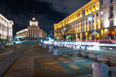 Tramvayın gece trafiğinde, tren raylarıyla kesiştiği yer.