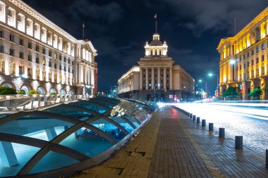Tramvayın gece trafiğinde, tren raylarıyla kesiştiği yer.