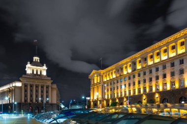 Sofya şehir merkezi mimarisinin gece ışıkları, ünlü binalar, Bulgaristan