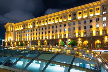 Sofya şehir merkezi mimarisinin gece ışıkları, ünlü binalar, Bulgaristan